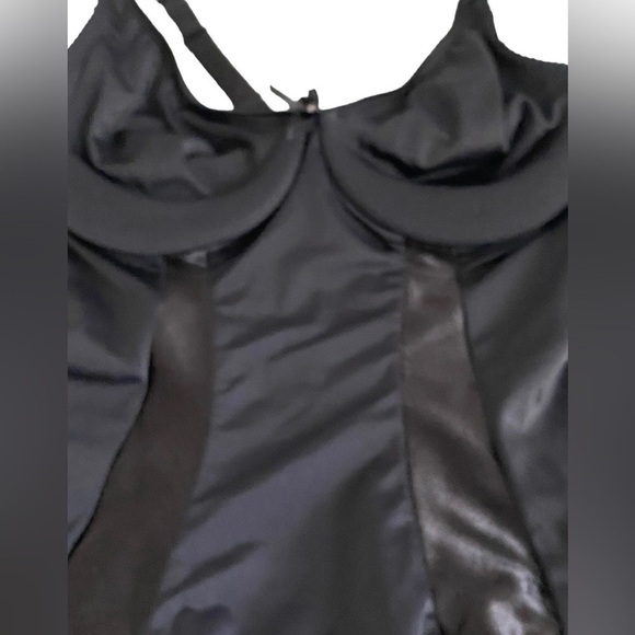 BODY Shaper by Marilyn Monroe. Sexy and does the trick. Hook & eye closure M
C - Picture 2 of 10